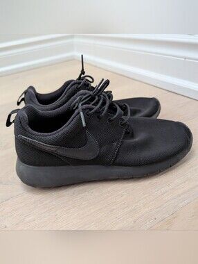 Nike Roche Triple Black Sneakers